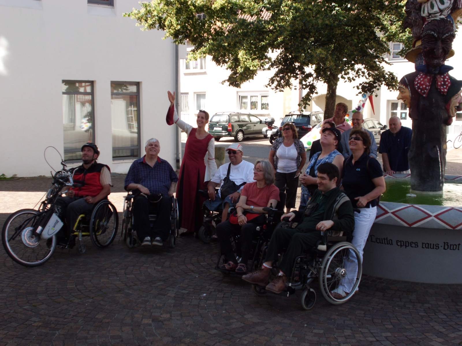 Gruppe von Rollstuhlfahrern in der Stadt