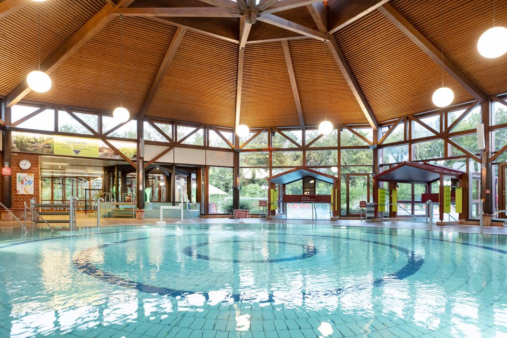 Innenbecken in der Sonnenhof Therme