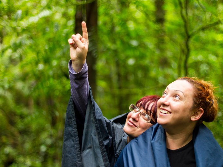 Zwei Frauen beim Wandern.