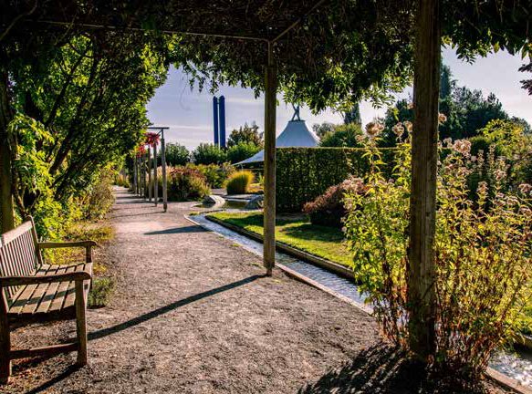 Eine Parkbank in einem Garten.