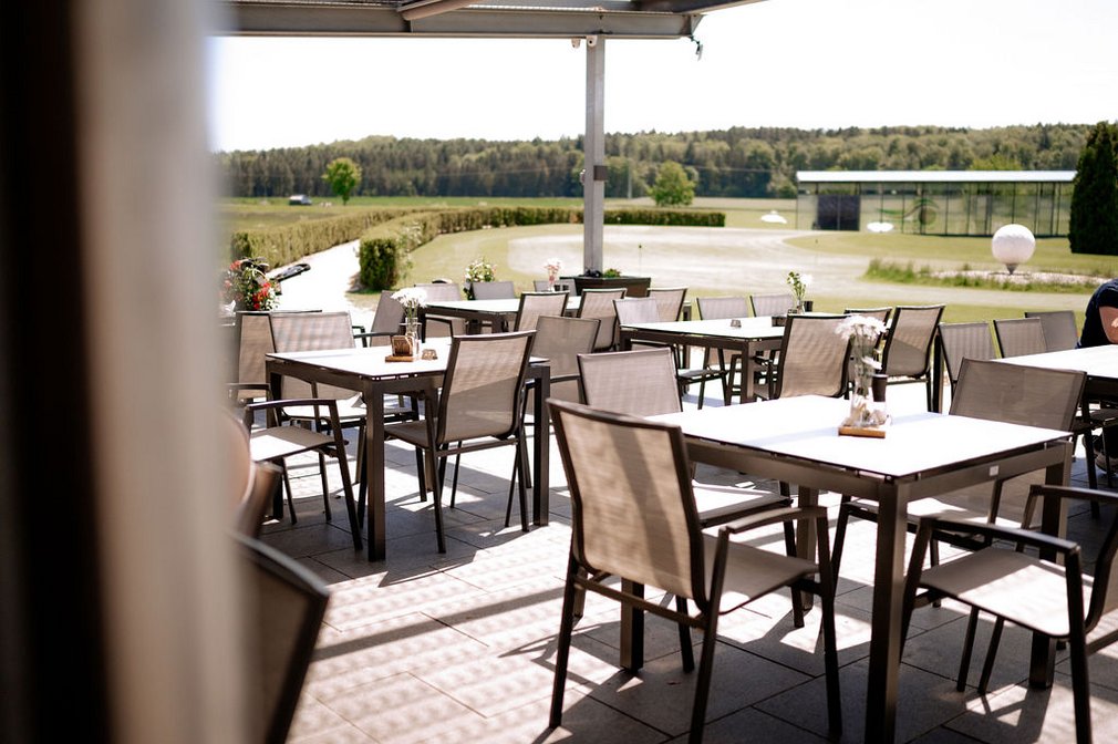 Blick auf die Terrasse eines Restaurants.