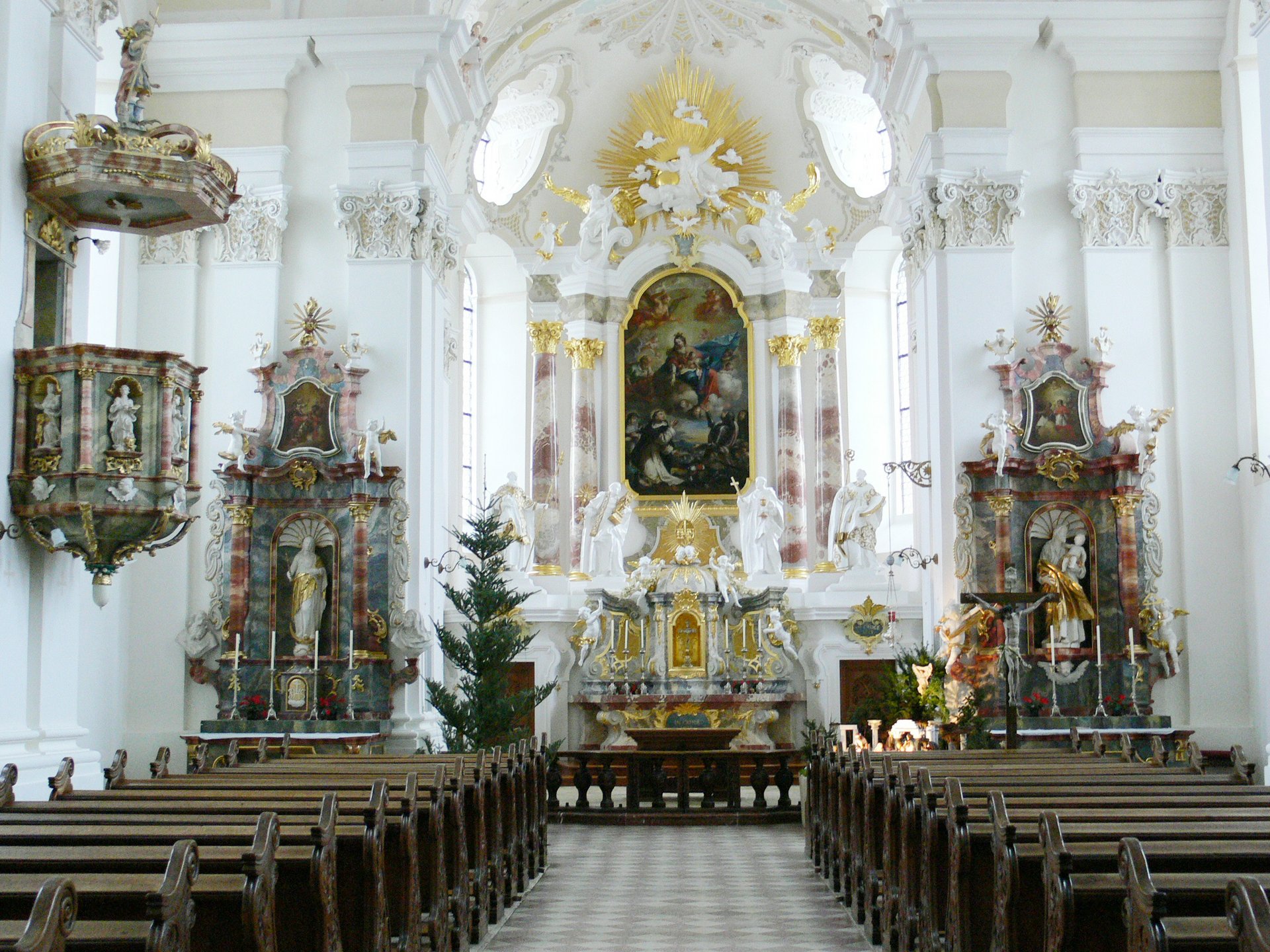 Blick auf den Chorraum und die Seitenaltäre