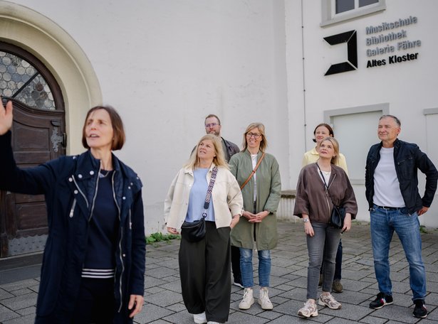 eine Stadtführerin erklärt Gästen die Kunst in Bad Saulgau