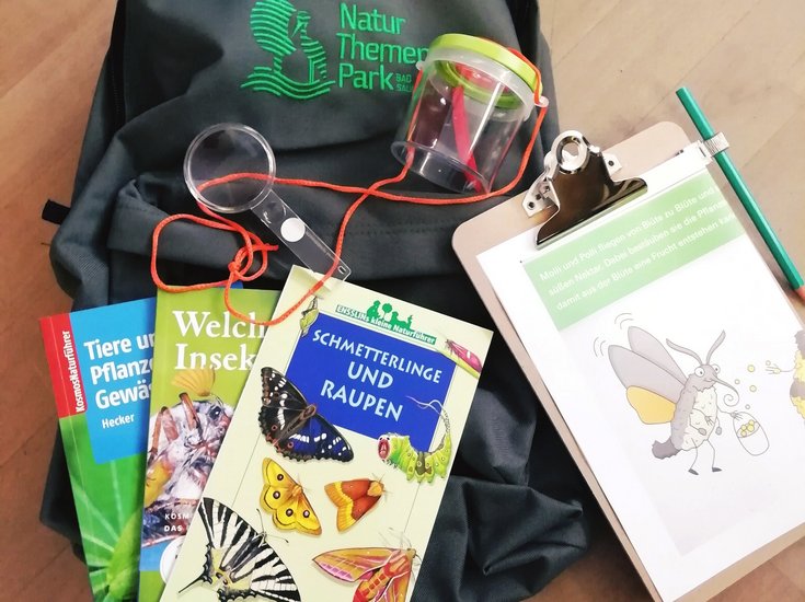 Ein Forscherrucksack mit verschiedenen Inhalten.