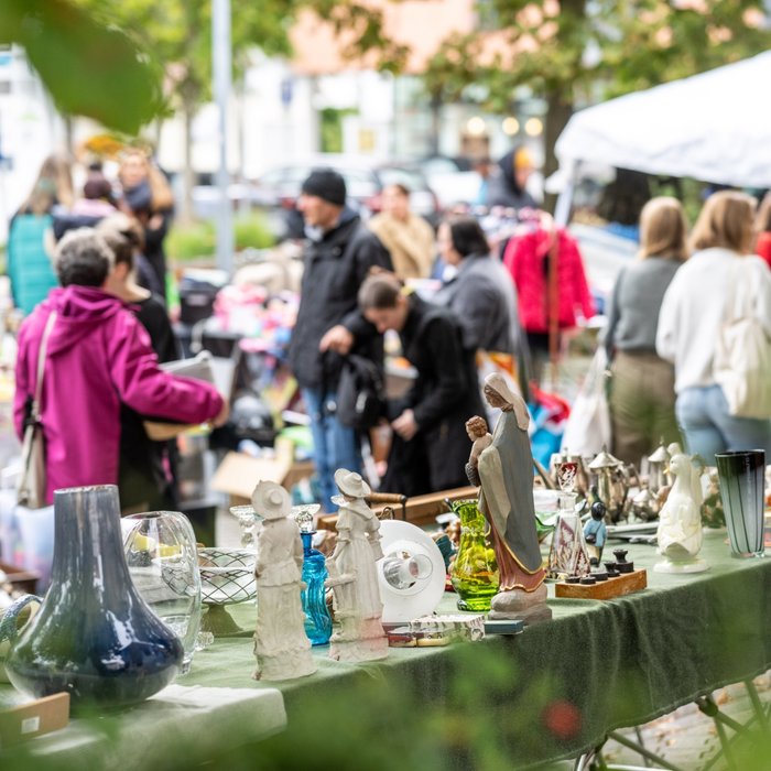 Blick auf einen Flohmarkt.
