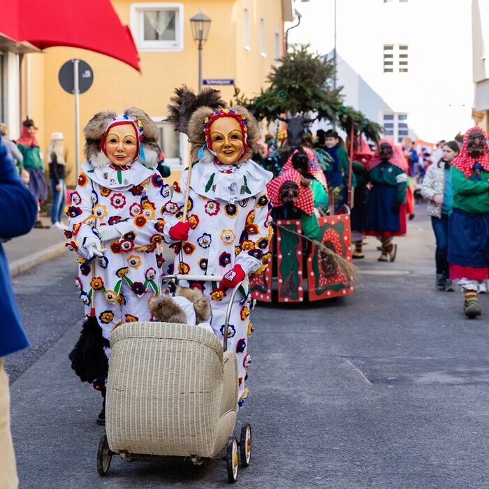 Verkleidete Narren ziehen beim traditionellen Narrensprung durch die Altstadt