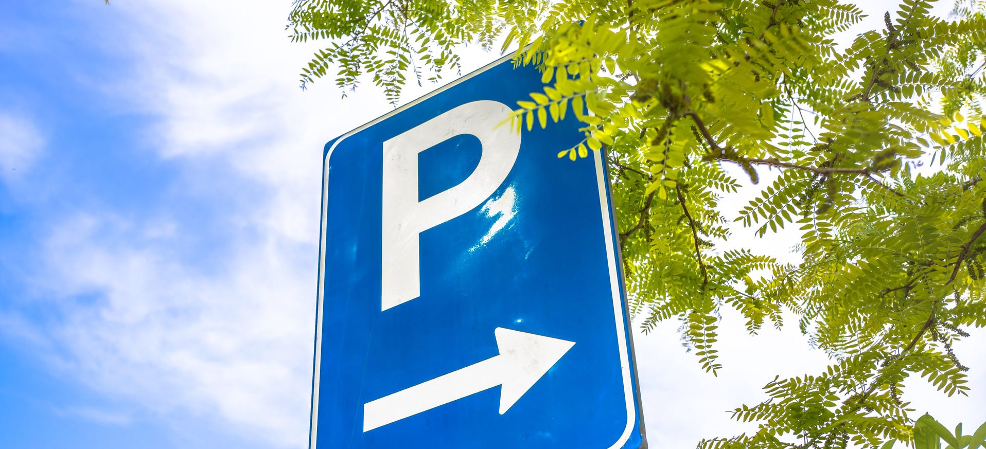 Ein Parkplatzschild.