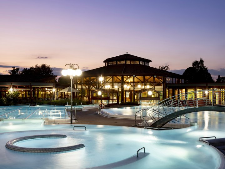 Der Außenpool vor einer Therme.