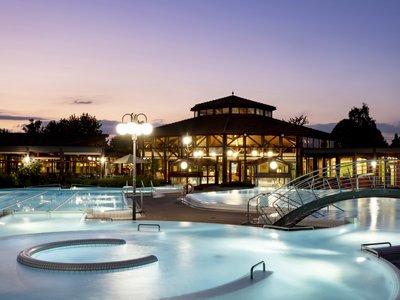 Der Außenpool vor einer Therme.