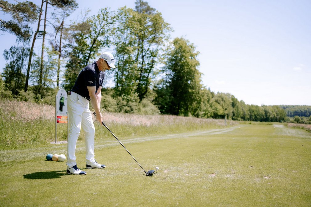 Ein Mann spielt Golf.