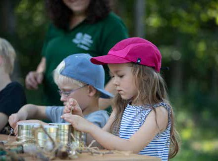 Kinder basteln im Natur Themen Park.