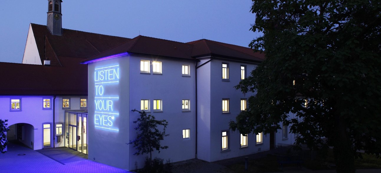 Ein Kloster bei Dämmerung.