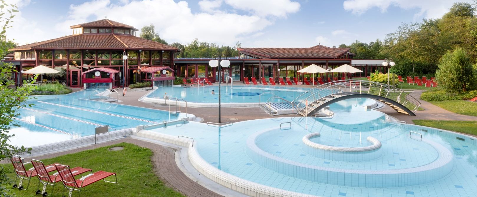 Ansicht Sonnenhof-Therme Außenbecken Außenansicht auf die Sonnenhof-Therme Bad Saulgau