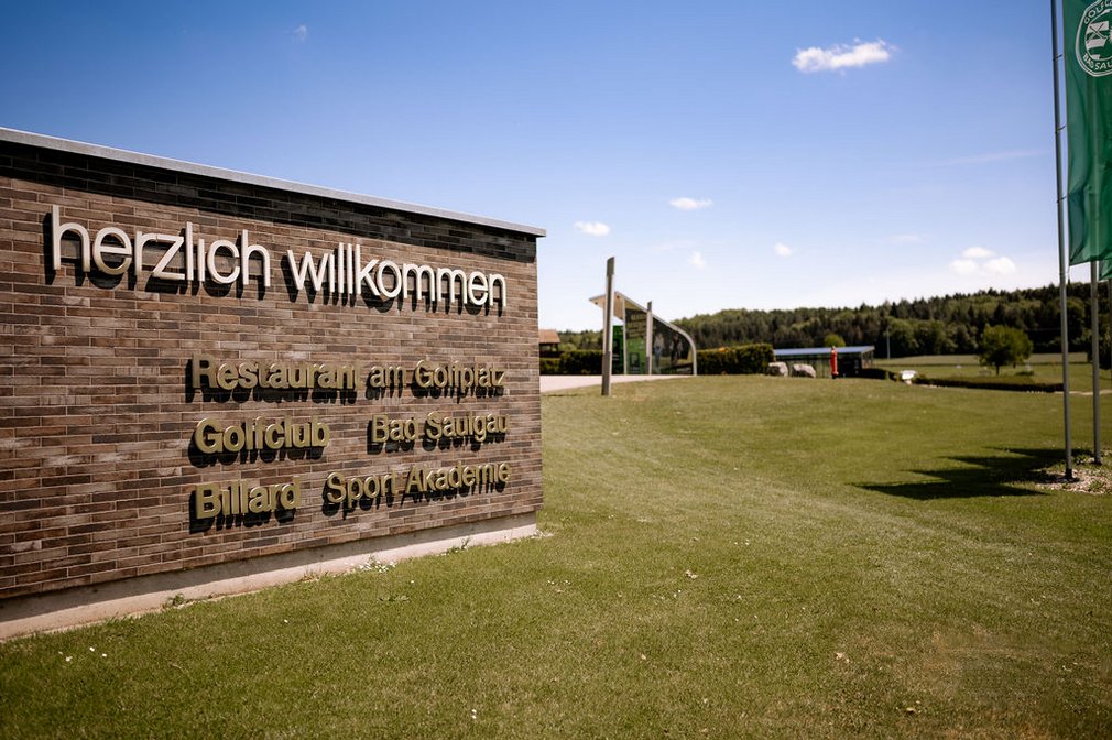 Blick auf einen Golfclub.