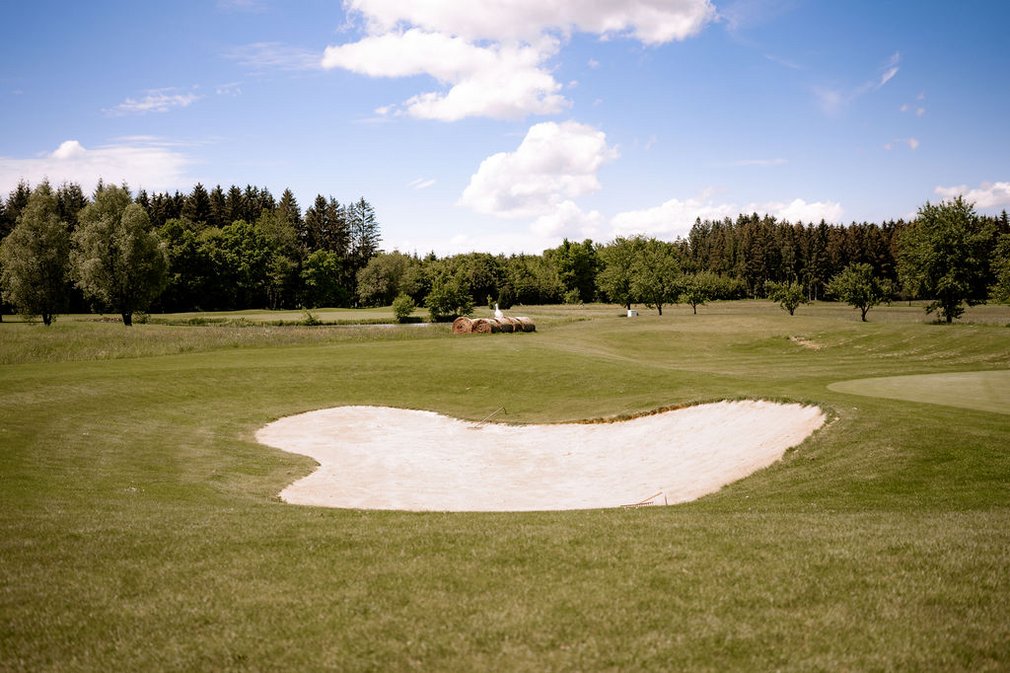 Blick auf das Gelände eines Golfplatzes.