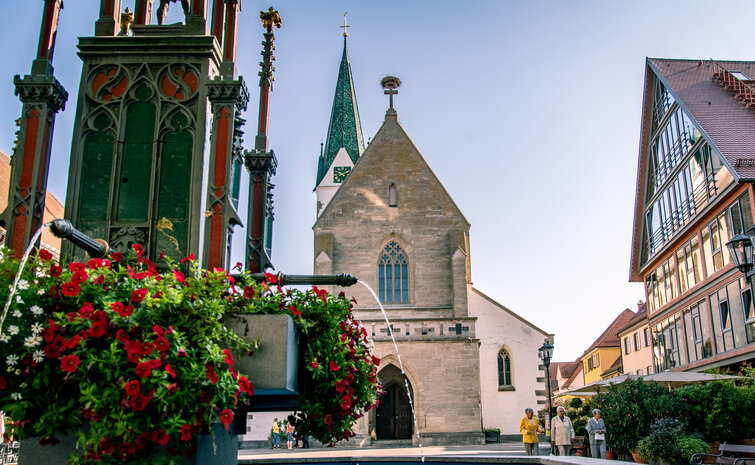 Ein Marktplatz vor einer Kirche.