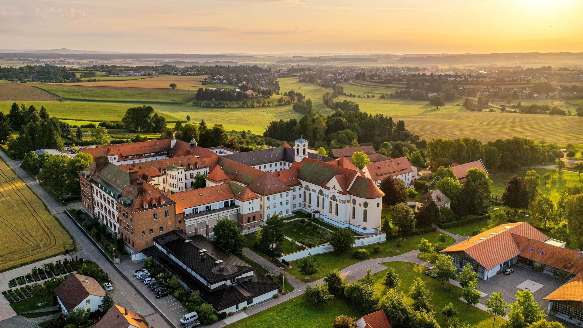 Blick auf ein großes Kloster.