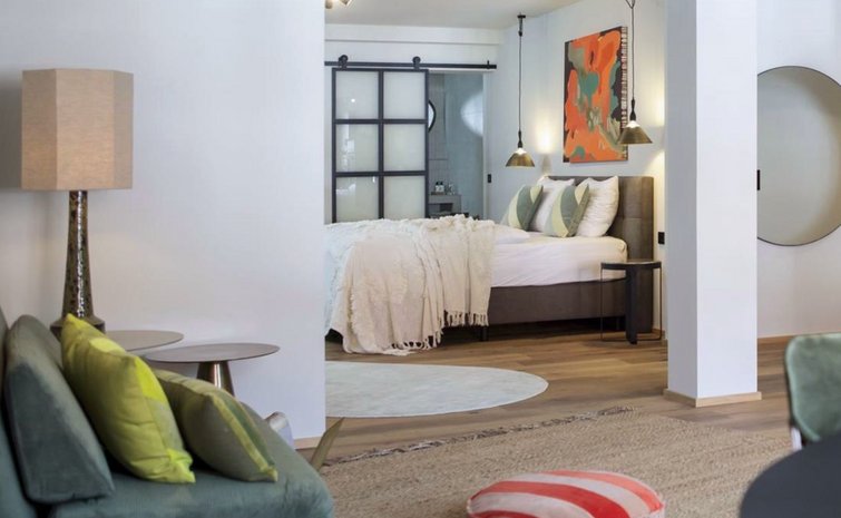 Blick in ein modern eingerichtetes Loft.