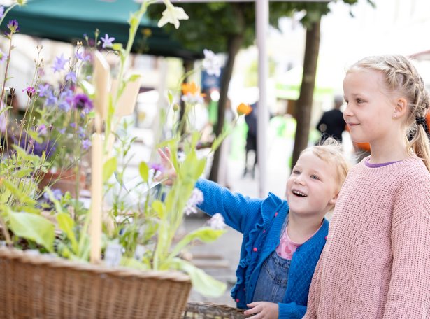 Happy Family Day Kinder bestaunen Blumen