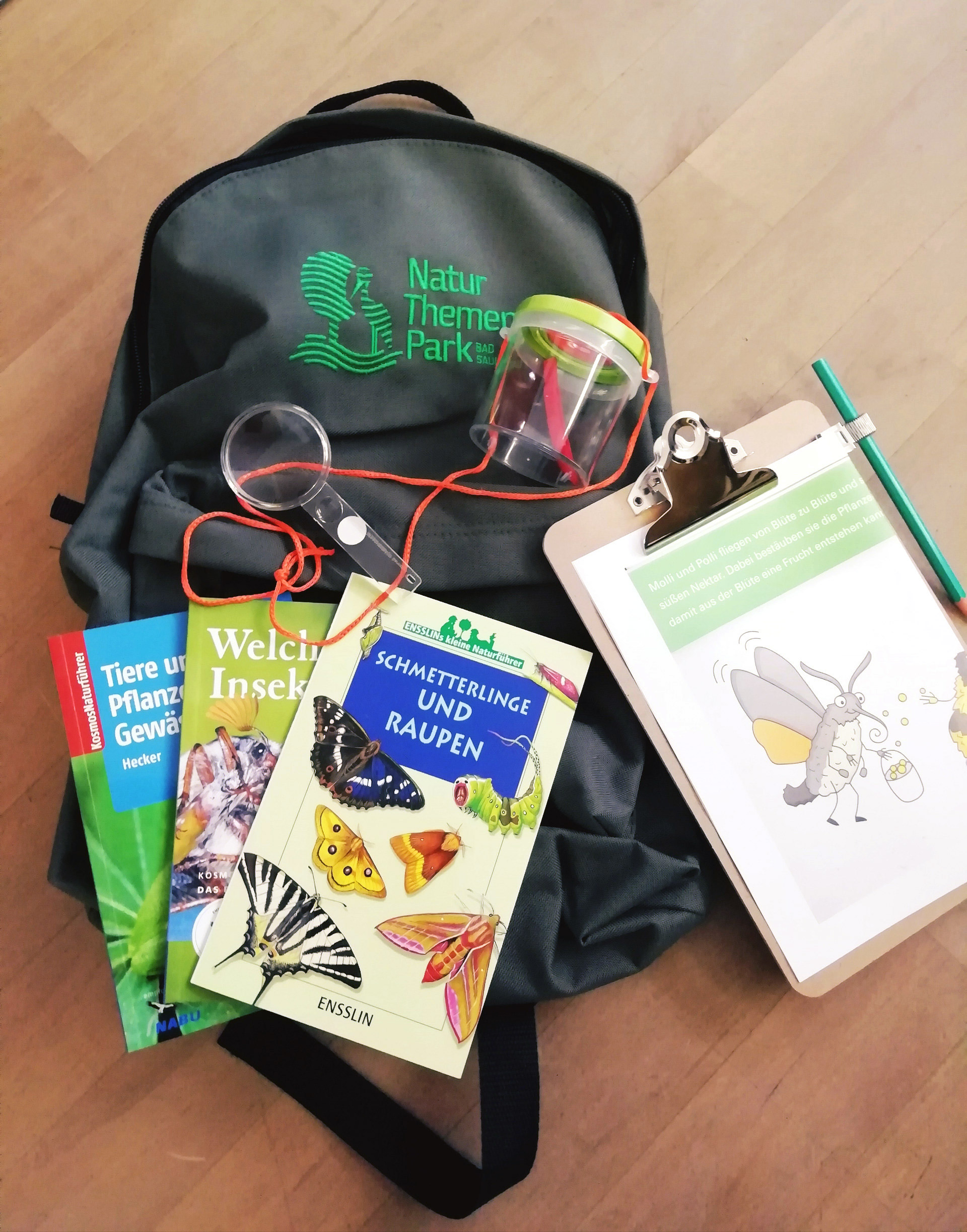 Ein Forscherrucksack mit verschiedenen Inhalten.