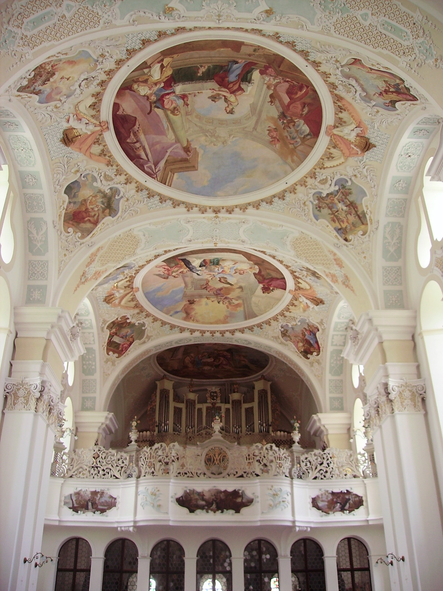 Deckengemälde in einer Kirche.